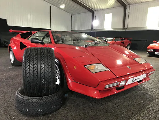 Lamborghini Countach su pneumatici Pirelli P7